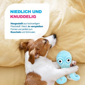 Schlafender Welpe umarmt blauen Plüsch-Oktopus auf gelbem Bettzeug; Overlay-Text 'NIEDLICH UND KNUDDELIG' mit deutscher Produktbeschreibung