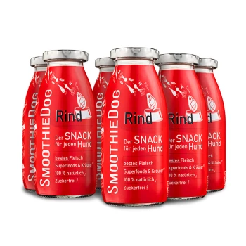Sechs rote Flaschen "SmoothieDog" Rindfleischsnacks für Hunde, beschriftet mit "Der SNACK für jeden Hund", der natürliche Zutaten und keinen zugesetzten Zucker hervorhebt.