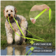 Ein Hund auf Gras neben Wasser trägt gelbe Leinen. Ein Bildausschnitt zeigt eine Hand, die die Leine mit "schmutzabweisend" und "einfach zu reinigen" säubert.
