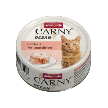 Dosenfutter für Katzen mit der Aufschrift "Animonda Carny Ocean", das Lachs und junge Sardinen enthält, mit einer Serviervorschlag auf einem Teller.