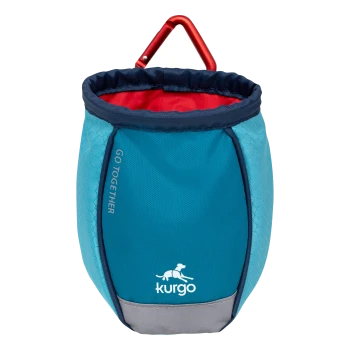 Eine blau-graue Hundeleckerlitasche mit rotem Innenfutter, mit dem Text "GO TOGETHER" und dem Kurgo-Logo eines laufenden Hundes.