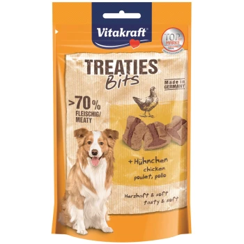 Hundeleckerli-Paket mit Vitakraft Treaties Bits und einem lächelnden Hund, mit der Aufschrift ">70% Fleischig/Meaty" und "Hühnchen/chicken."