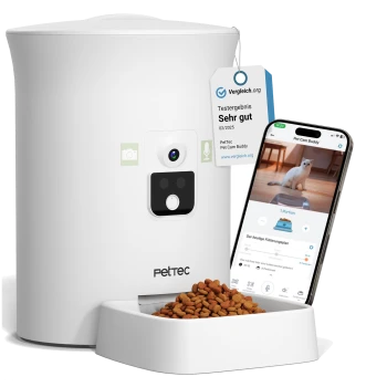 Ein weißer automatischer Futterspender für Haustiere mit Kamera und Mikrofon, gefüllt mit Trockenfutter, neben einem Smartphone, das die Pet Cam Buddy-App anzeigt.