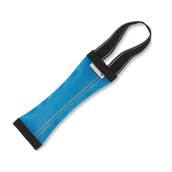 Blau gewebtes Zerrspielzeug für Hunde mit schwarzen Doppelgriffen, reflektierenden Nähten und kleinem beigefarbenen Etikett mit rotem Quadrat.