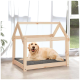 Ein Golden Retriever entspannt sich auf einem grauen Haustierbett in einem Holzrahmen, mit natürlichem Licht, das durch durchsichtige Vorhänge strömt.