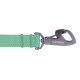 Eine Nahaufnahme einer grünen Hundeleine mit einem Metallclip, auf dem der Markenname "RUFFWEAR" und die Modellnummer "P1020" sichtbar sind.