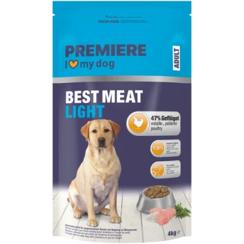 Blau-lila Hundefutterbeutel mit der Aufschrift "PREMIERE I love my dog ADULT BEST MEAT LIGHT" mit 47 % Geflügel, 7,5 % Fett, 4 kg, und ein Hund sitzt neben einer Schüssel mit Kroketten und Fleischstücken.