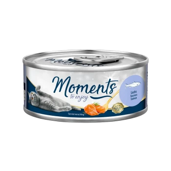 Puszka karmy dla kotów z etykietą 'Moments to enjoy', z szarym kotem, kawałkami łososia i tekstem 'Lachs Saumon Salmon.'