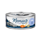 Eine Dose Katzenfutter mit einem Etikett, das "Momente zum Genießen" liest, mit einer grauen Katze, Lachsstücken und dem Text "Lachs Saumon Salmon."