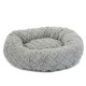 Weiches, rundes Haustierbett in Hellgrau mit einer gesteppten Textur, entworfen für Komfort und Entspannung.