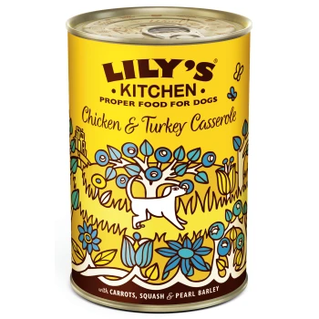 Boîte jaune de nourriture pour chiens de Lily's Kitchen avec un design fantaisiste ; présente le texte : "Casserole de poulet et dinde avec carottes, courge et orge perlé."