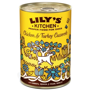 Boîte jaune de nourriture pour chiens de Lily's Kitchen avec un design fantaisiste ; présente le texte : "Casserole de poulet et dinde avec carottes, courge et orge perlé."