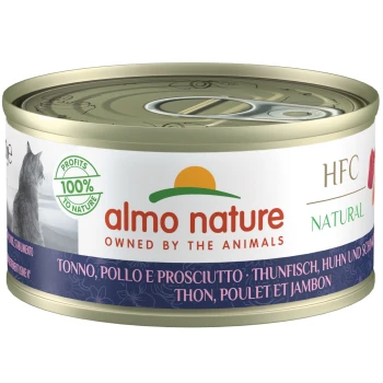 Dosenkatzenfutter von Almo Nature, beschriftet mit "HFC Natural", mit Zutaten: Thunfisch, Hähnchen und Schinken. Text besagt "100% zur Natur."