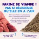 Image partagée : viande rouge fraîche à gauche, farine de viande brune en poudre à droite. Le titre français dit « Farine de viande : pas si délicieuse... »