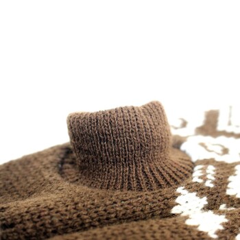 Brauner gestrickter Haustiersweater mit hohem Kragen, mit einem strukturierten Muster und einem gemütlichen Design.