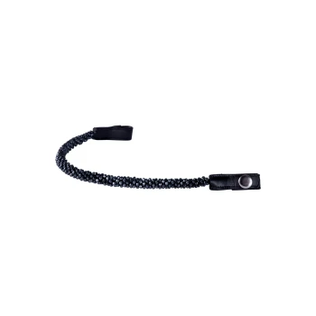 Schwarzes geflochtenes Haustierhalsband mit einem Lederverschluss und einem Metallknopf, vor einem weißen Hintergrund präsentiert.