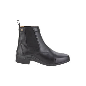 Schwarze Reitstiefelette mit elastischen Seitenpaneelen und einer kleinen Zuglasche, mit einem eleganten Design und einem niedrigen Absatz.