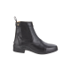 Schwarze Reitstiefelette mit elastischen Seitenpaneelen und einer kleinen Zuglasche, mit einem eleganten Design und einem niedrigen Absatz.