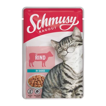 Pochette de nourriture pour chat Schmusy Ragout mettant en vedette un chat tigré heureux, étiquetée "mit RIND" (avec du bœuf) et "in sauce", avec un bol de nourriture.