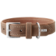 Brauner Lederhundehalsband mit weißen Nähten, silberner Schnalle und einem Metallring, mit einem kleinen "HUNTER"-Logo.