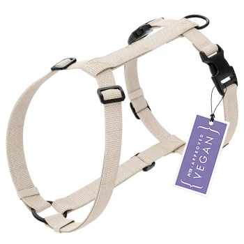 Beige Haustiergeschirr mit verstellbaren Riemen und schwarzen Clips, mit einem Etikett, das "PETA Approved Vegan" liest.