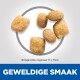 Afbeelding van huisdiervoer brokjes, ongeveer 11 x 7 mm groot, met de tekst "Geweldige Smaak" prominent weergegeven.