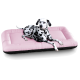 Ein gefleckter Dalmatiner, der auf einem weichen rosa Hundebett mit schwarzem Boden entspannt, was Komfort und Stil zeigt.