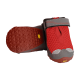 Rote Haustierstiefel mit einem Obermaterial aus Mesh und Gummisohle, mit einem Klettverschluss und dem Vibram-Logo auf der Unterseite.