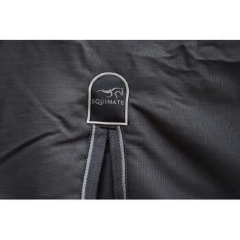 Nahaufnahme eines schwarzen Reitprodukts mit dem "Equinate"-Logo, mit strukturiertem Stoff und einem grauen Riemen.