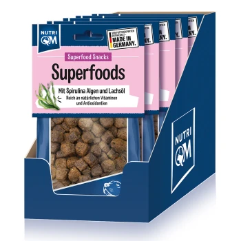 Hundeleckerlis mit der Aufschrift "SUPERFOODS" mit Spirulina und Lachsöl, mit einer Hundegrafik, in einer Verkaufsbox. Hergestellt in Deutschland.
