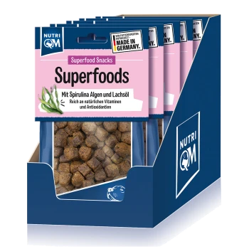 Hundeleckerlis mit der Aufschrift "SUPERFOODS" mit Spirulina und Lachsöl, mit einer Hundegrafik, in einer Verkaufsbox. Hergestellt in Deutschland.