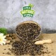 Schüssel mit dunklen, zerstoßenen Haustierfutterzutaten, die auf eine Juteschicht fallen, mit einer Holzschaufel und einem 'LYRA NATURE POWER'-Logo darüber.