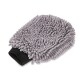 Grauer Chenille-Mikrofaser-Pflegehandschuh für Haustiere mit schwarzem elastischem Handgelenkabschluss und nudelartiger Florstruktur.