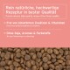 Braune Trocken-Kroketten unter einem rosa Etikett mit der Aufschrift „Rein natürliches, hochwertiges Rezept“ und Angaben „Frei von künstlichen Zusatzstoffen & Vitaminen“ und „Ohne Soja, Aromastoffe oder Farbstoffe“.