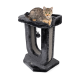 Eine graue Katze, die auf einem plüschigen Katzenbaum mit geschwungenem Design liegt, mit einem Kratzbaum und einem baumelnden Spielzeug.