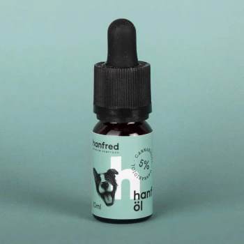 Hanfaromaöl 5% 10 ml Flasche mit Hanföl für Hunde mit dem Etikett "hanfred" und einer lächelnden Hundillustration, 10 ml, 5% Cannabidiol, auf einem türkisfarbenen Hintergrund.
