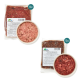 Zwei Pakete Tierfutter, eines mit der Aufschrift "Lammischung" und das andere "Pferdefleisch", mit Schalen von rohem Fleisch.
