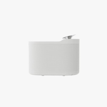 Weißer gerippter Haustier-Wasserbrunnen mit einem gebogenen Auslauf aus Edelstahl oben.