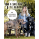 Eine Frau sitzt im Freien auf einem Holzstuhl mit zwei Hunden, mit Text über Leinen für mittelgroße und große Hunde.
