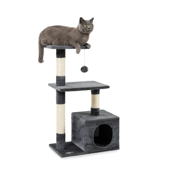Eine graue Katze, die auf einem mehrstöckigen Katzenbaum mit einem Kratzbaum entspannt, mit einem hängenden Spielzeug und einem gemütlichen Versteck unten.