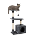 Eine graue Katze, die auf einem mehrstöckigen Katzenbaum mit einem Kratzbaum entspannt, mit einem hängenden Spielzeug und einem gemütlichen Versteck unten.