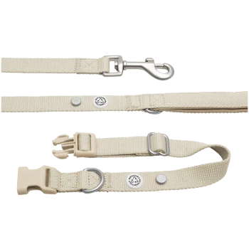 Beige Hundeleine mit einem Metallclip, verstellbarem Schnallenverschluss und zwei runden Anhängern mit Recycling-Symbolen.