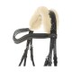Schwarzes Lederpferdegeschirr mit einer flauschigen weißen Fleece-Polsterung am Stirnband, mit silbernen Schnallen und Nähdetails.