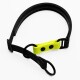 Schwarzes Haustierhalsband mit einem leuchtend gelben verstellbaren Abschnitt und zwei schwarzen Ringen zur Leinenbefestigung.