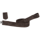 Braune Wildleder-Haustierleine mit einem Metallclip, mit einem kleinen Anhänger mit dem Logo 'QUINATE.'