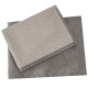 Zwei Hundetücher übereinander gestapelt; eines ist ein weiches, strukturiertes hellgraues Handtuch, das andere ein glattes, dunkelgraues Handtuch.