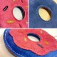 Buntes Plüsch-Hundespielzeug in Form eines Donuts, mit pinkem und blauem Filz und dekorativen Streuseln sowie einem zentralen Loch.