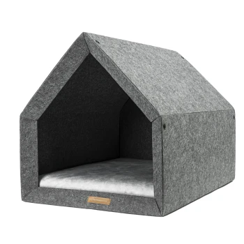 Grau Filz-Haustierhaus mit einem dreieckigen Dach und einem weichen, hellgrauen Kissen im Inneren, mit einem kleinen Holzschild.