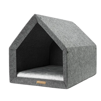 Grau Filz-Haustierhaus mit einem dreieckigen Dach und einem weichen, hellgrauen Kissen im Inneren, mit einem kleinen Holzschild.