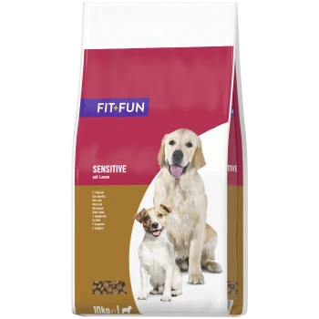 FIT+FUN 10‑kg Hundefutterbeutel mit Aufdruck ‚SENSITIVE mit Lamm‘, rote und goldene Verpackung mit Abbildung von zwei Hunden und Sichtfenster für Kroketten.